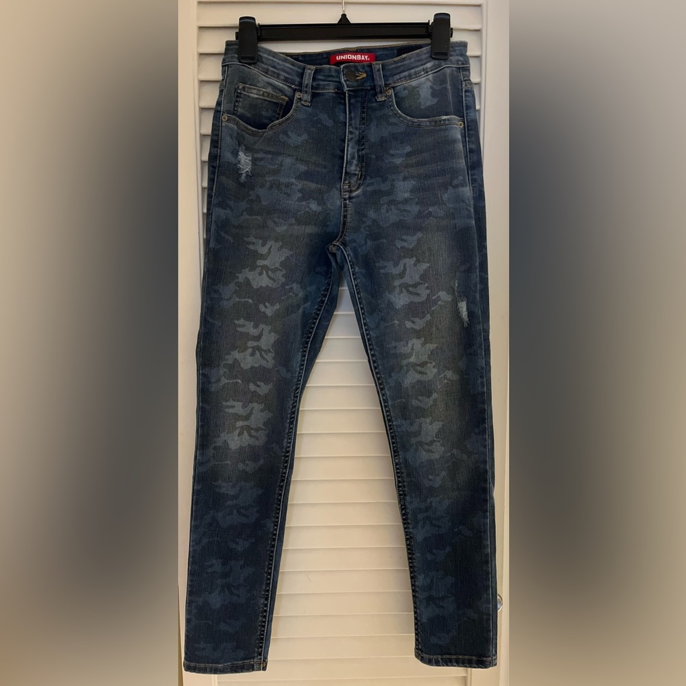 Union Bay Camo print distressed Blue Jeans Size 7 High Rise